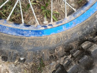 Rueda de moto con llanta azul