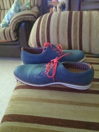 Zapatos azules con cordones rojos