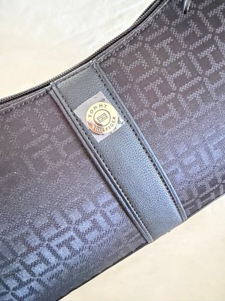 Bolso Tommy Hilfiger Negro Monograma
