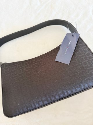 Bolso Tommy Hilfiger Negro Monograma