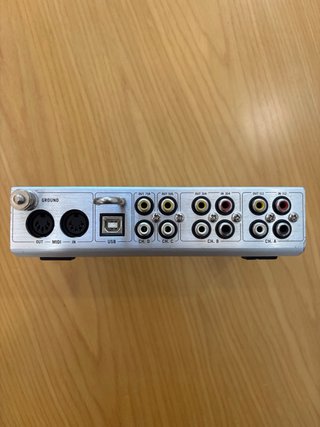 Native Instruments Traktor Audio 8 DJ con cables