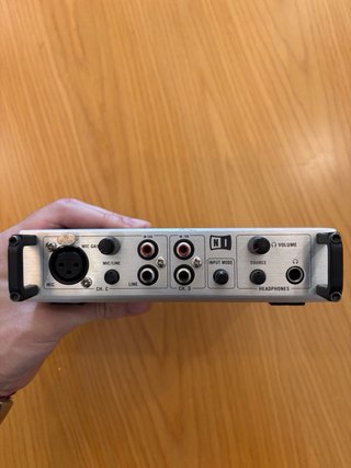 Native Instruments Traktor Audio 8 DJ con cables