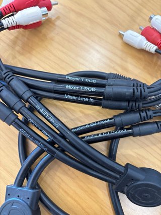 Native Instruments Traktor Audio 8 DJ con cables