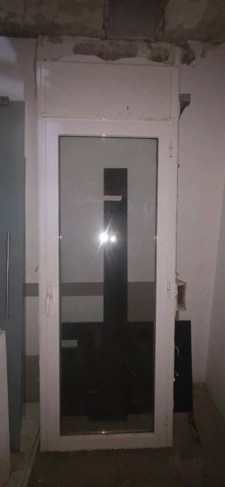 Puerta aluminio con persiana