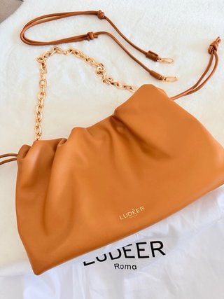 Bolso Ludeer marrón con cadena dorada
