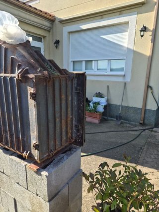 Hogar de leña metálico con puerta de cristal
