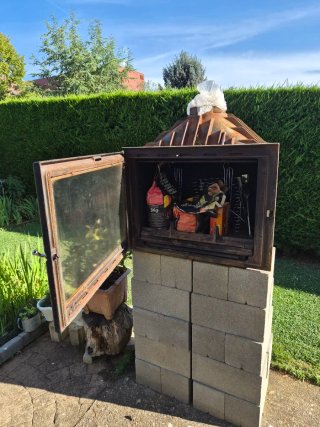 Hogar de leña metálico con puerta de cristal