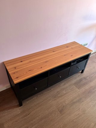 Cómoda negra y madera