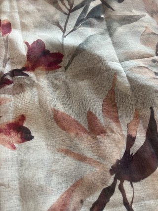 Cortina floral beige y multicolor