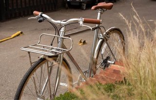 Bicicleta de paseo cromada con cesta