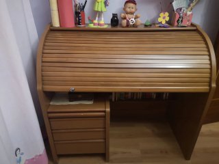 Escritorio de madera con persiana