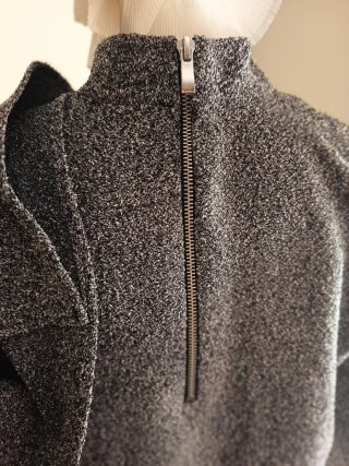 Blusa Zara cuello alto gris y negro