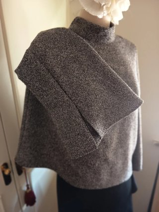 Blusa Zara cuello alto gris y negro