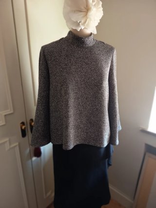 Blusa Zara cuello alto gris y negro