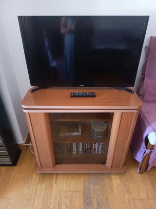 Mueble TV madera cerezo con ruedas y cristal+ DVDs