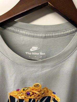 Camiseta Nike con Logo Dorado y Joyas
