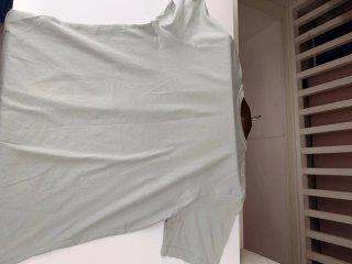Camiseta Nike con Logo Dorado y Joyas