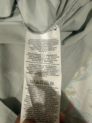 Camiseta Nike con Logo Dorado y Joyas