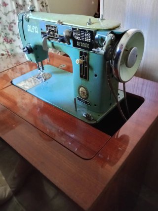 Máquina de coser Alfa con mueble.