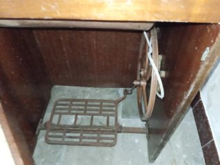 Máquina de coser Alfa con mueble.