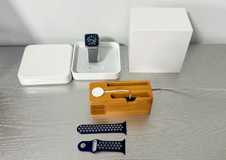 Apple Watch Series 2 con cargador y pulsera extra.