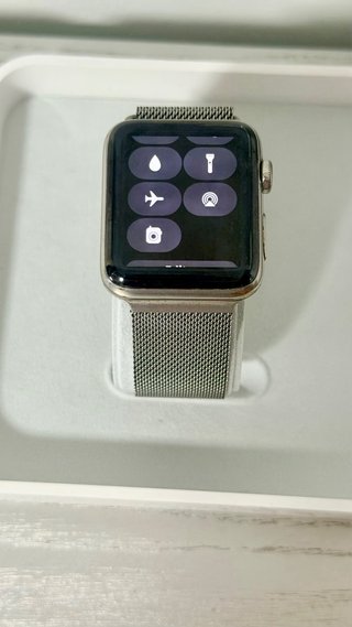 Apple Watch Series 2 con cargador y pulsera extra.