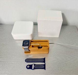 Apple Watch Series 2 con cargador y pulsera extra.