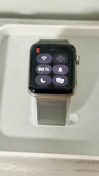 Apple Watch Series 2 con cargador y pulsera extra.