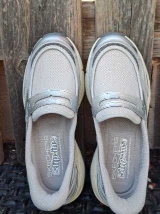 Zapatillas Skechers Gris y Plateadas