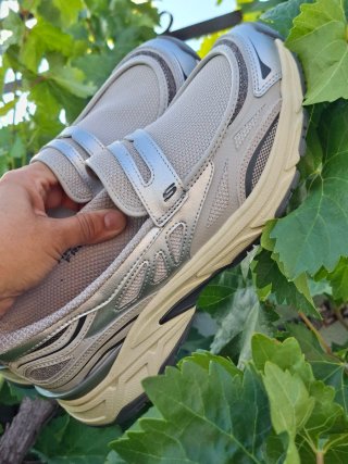 Zapatillas Skechers Gris y Plateadas