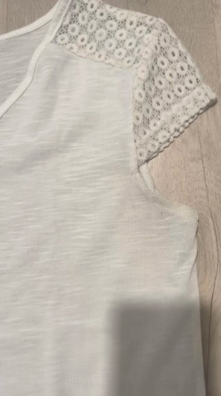 Camiseta blanca con encaje