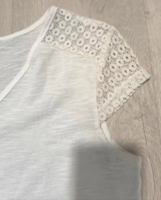 Camiseta blanca con encaje
