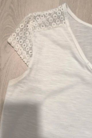 Camiseta blanca con encaje