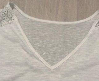 Camiseta blanca con encaje