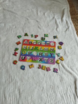 Puzzle de madera con letras del alfabeto
