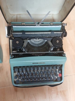 Máquina de escribir Olivetti Lettera 32