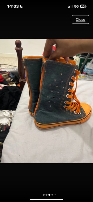Botas vaqueras altas azul y naranjas