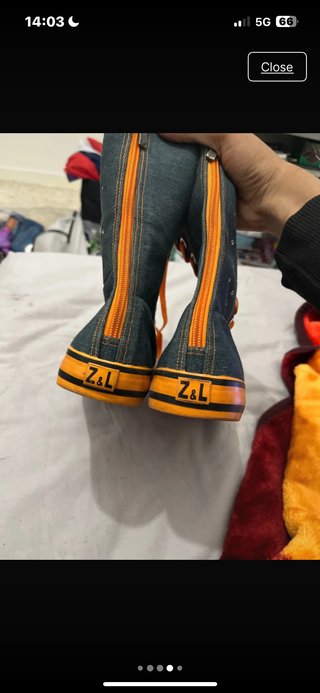 Botas vaqueras altas azul y naranjas