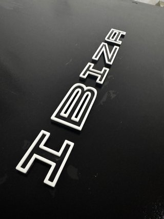 Letras PERFORMANCE y IBIZA rojas