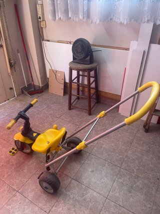 Triciclo infantil amarillo con manillar