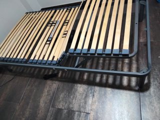 Cama articulada metálica y de madera