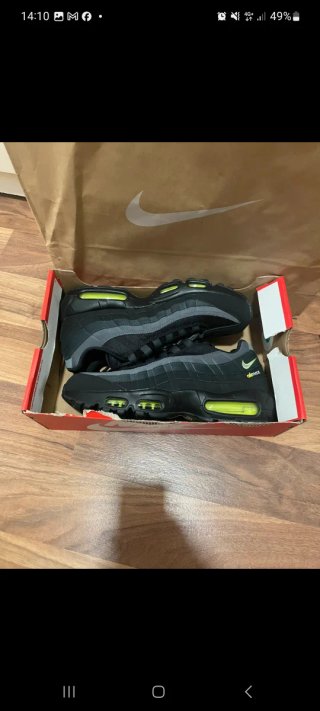 Nike Air Max 95 Negro y Verde Neón