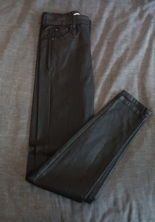 Pantalones negros de cuero