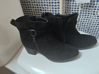 Botines negros con hebilla y cremallera