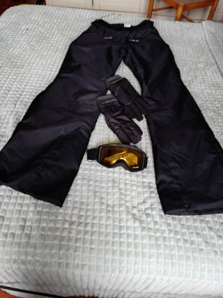 Conjunto de esquí: pantalón, guantes y gafas