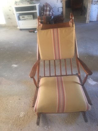 Mecedora de madera con cojines
