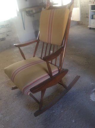Mecedora de madera con cojines