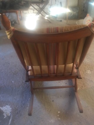 Mecedora de madera con cojines