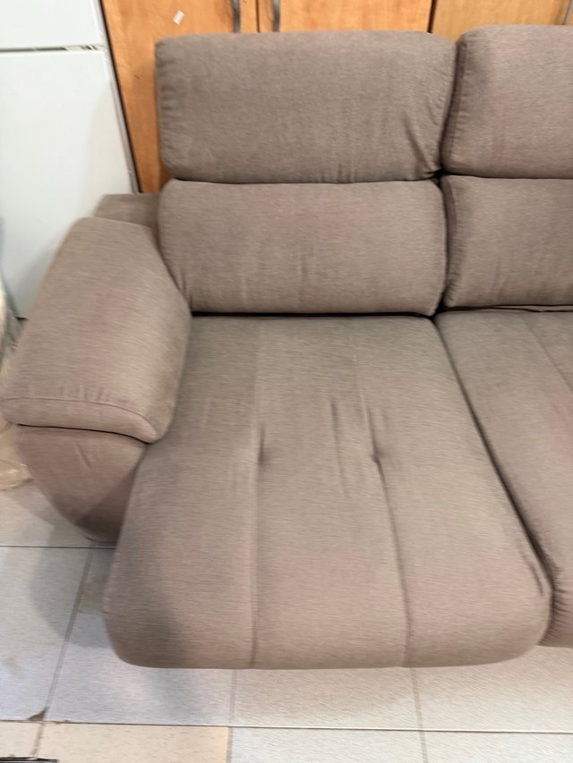Sofá de tela beige y marrón