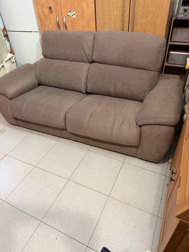 Sofá de tela beige y marrón
